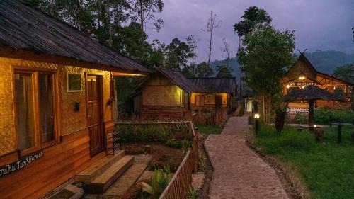 Cisurupan House | Kampung Bareto Cottage And Resto