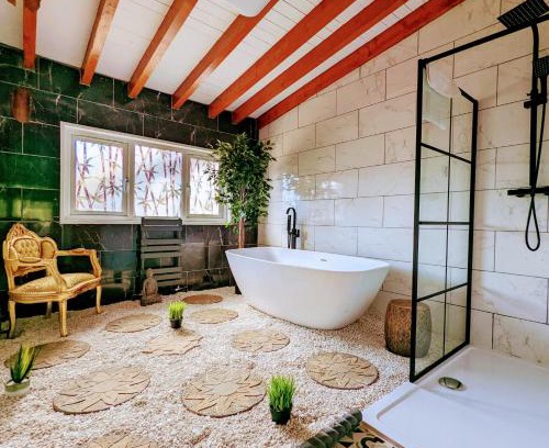 Blairgowrie Cabin | Kaoglen Zen-Feature Bath-Dunkeld-Route 500