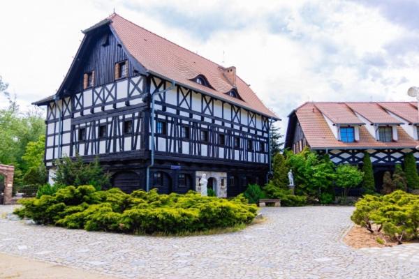 Fabryczna Bed & Breakfast | Karczma Rzym DWÓR