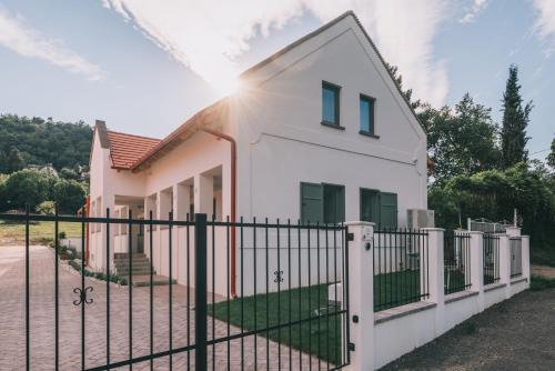 Szigliget Apartment | Kardamom Studio Apartman