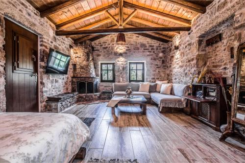 Karvelas Villa | Karyoupolis Lounge Cave House