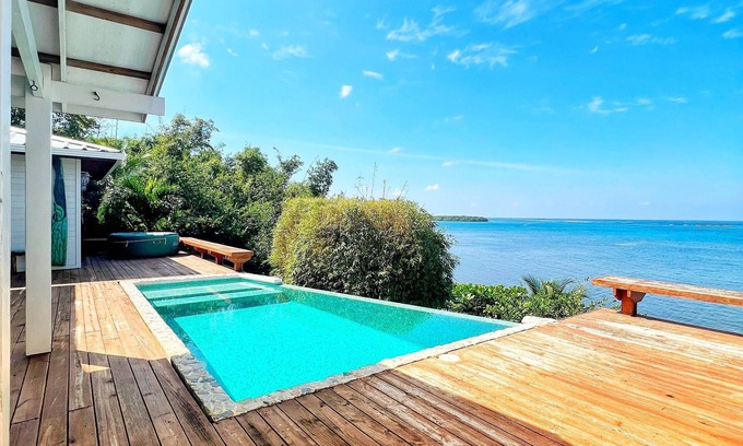 Roatan House | Kathathu del Mar: oceanfront 2 bedroom house with AC, WiFi, hot tub and pool.