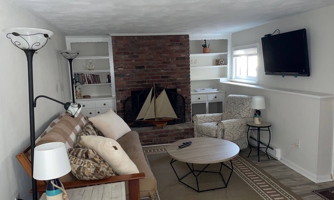 Top of the Hill Apartment | Kay Getaway is the perfect location to enjoy all of Newport and surrounding area