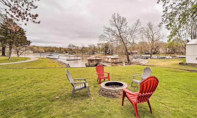 Grove House | Kayaks & Boat Dock: Waterfront Home in Grove