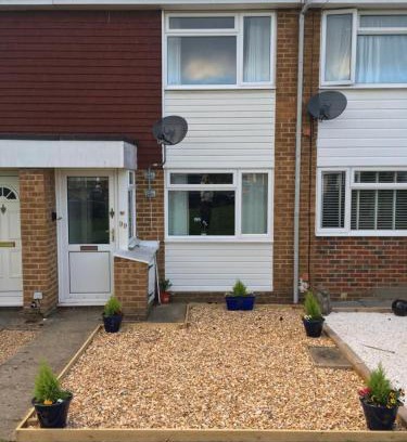 Horsham House | KB99 Comfy 2 Bedroom House in Horsham, pets very welcome with easy links to London and Gatwick