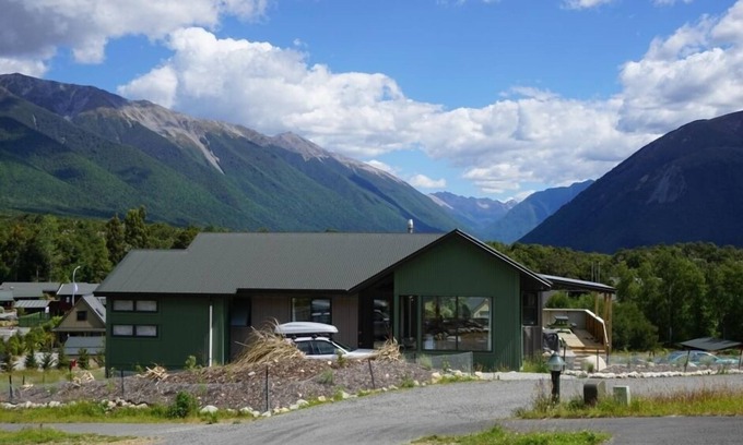 St. Arnaud House | Kea Castle, Stunning mountain views.