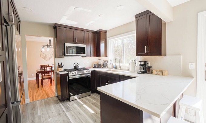 Burnsville House | Keating Family Retreat, Cozy, Peaceful Stay Near Mall of America & MSP Airport