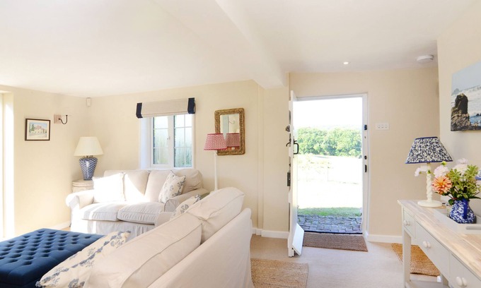East Meon Cottage | KEEPERS COTTAGE, pet friendly, with open fire in East Meon