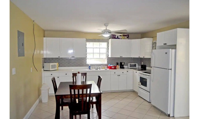 Leeward Settlement House | Kenai’s Place - A One Bedroom Suite just 2 mins away from Grace Bay Beach