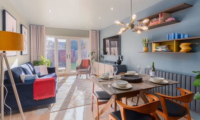 Kenilworth House | Kenilworth with Parking + 24hr Gym, Pets, Netflix