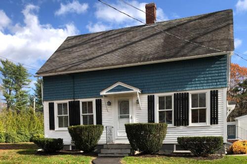 Kennebunk House | Kennebunk Home with Yard Less Than 1 Mile to Dock Square!