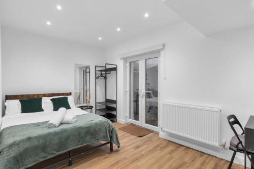 St. Helen's House | Kensington Home with Private Bathroom & Garden