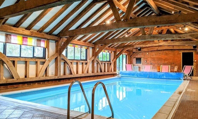 Waltham House | Kent Pool Cottage ~ Private Indoor Heated Pool All Year ~ Netflix ~ PS4