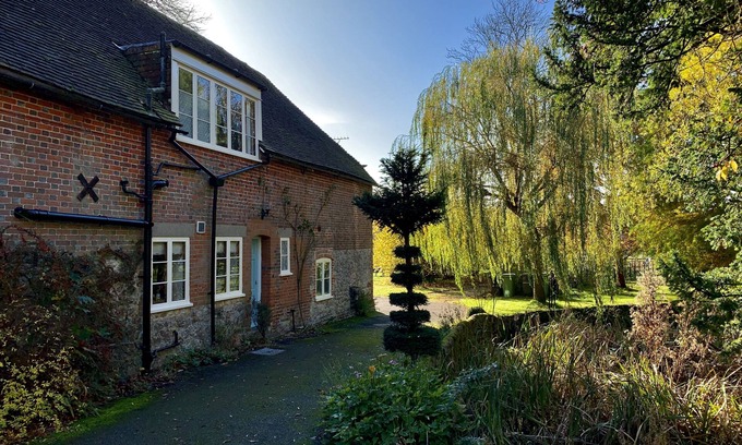 Hollingbourne Cottage | Kentish Oast, Cottage and Barn in stunning private grounds with swimming pool