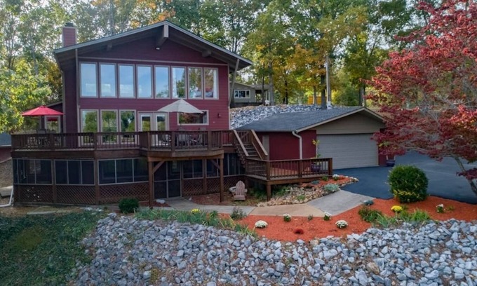 New Concord Ski Chalet | Kentucky Lake Chalet - Private Dock/Hot Tub