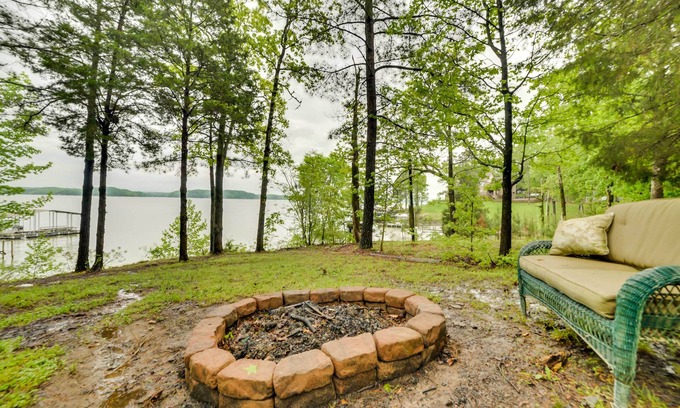 New Concord Cabin | Kentucky Lakeside Home w/Deck - 20 Mi to LBL!