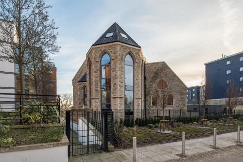 London Borough of Hounslow Apartment | Kew Bridge by Viridian Apartments