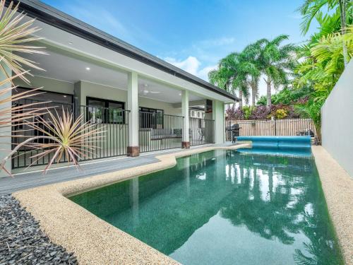 Kewarra Beach House | Kewarra Beach King Bed 4BR House, Pool, BBQ, Dog Friendly