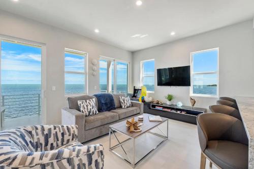 Monroe County House | Key Largo Oceanfront Oasis with Pool and Hot Tub