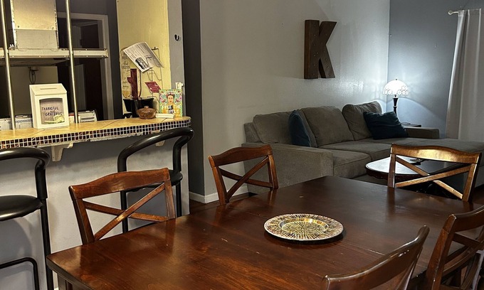 Westgate Bed & Breakfast | Key to Austin Rock Lounge