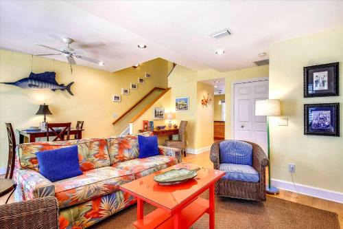 Truman Annex Apartment | Key West Casa by AvantStay Communal Pool BBQ Patio Near Duval Street Week Long Stays Only