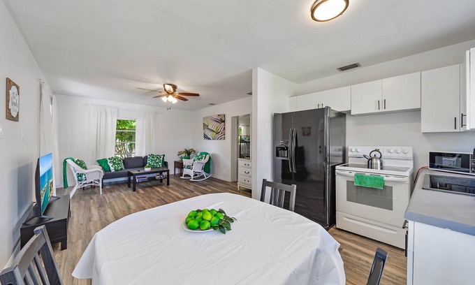 Laurel House | KeyLime Cottage - Beachy Getaway .7 Mi From Beach