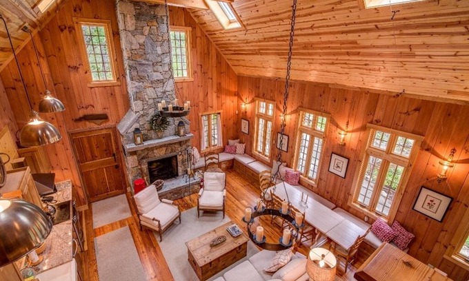 Old Fort Cottage | Kibbin | Pet-Friendly Luxury Stone Cottage on Creek