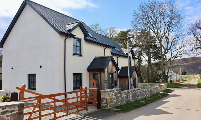 Tomintoul Cottage | KILMUIR COTTAGE, family friendly, with a garden in Tomintoul