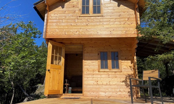 Frontenac Cabin | Kiltearn on the Peak: Cozy off-grid tiny house with an amazing lake view