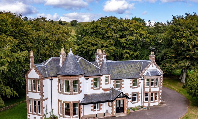 Kirriemuir Cottage | KINCLUNE HOUSE AND ANNEX, pet friendly, with open fire in Kirriemuir