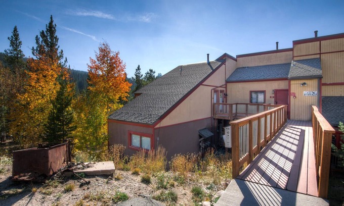 Dunkin Hill Condo | King Bed and Bunks/Office. Free Bus to Town/Skiing. Sweet View!