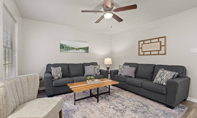 University Park House | King Bed, Coffee & Tea Bar, 50" SmartTV, EV Charging NEMA 14-50 Outlet