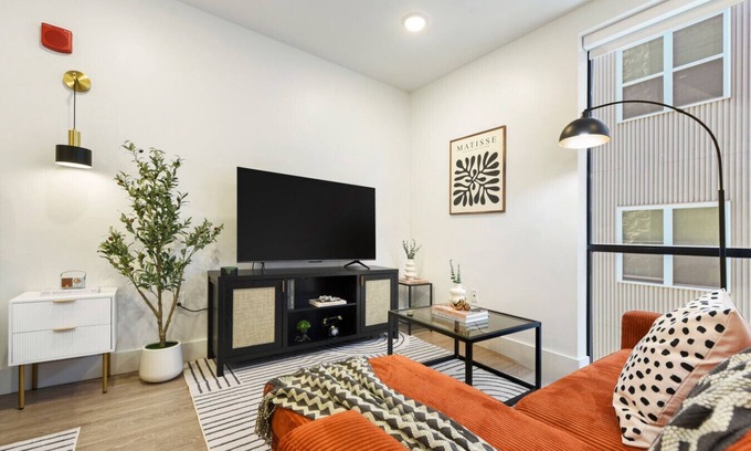 East Liberty Apartment | King Bed Comfort | Free Parking | UPMC, Pitt & CMU