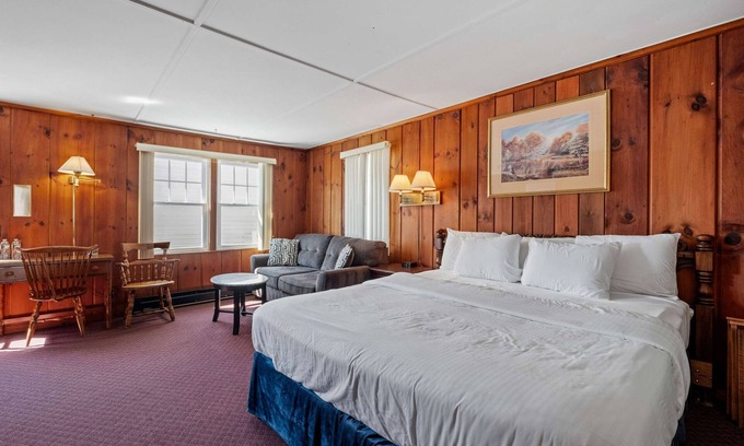 Littleton Hotel | King Bed Comfort Walk to Main Street