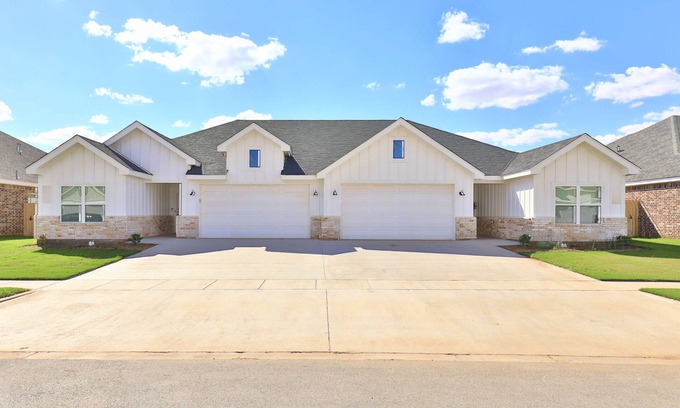 Abilene Cabin | King Bed - Country Modern Farmhouse Abilene - Sleeps 18 close to Dyess AFB