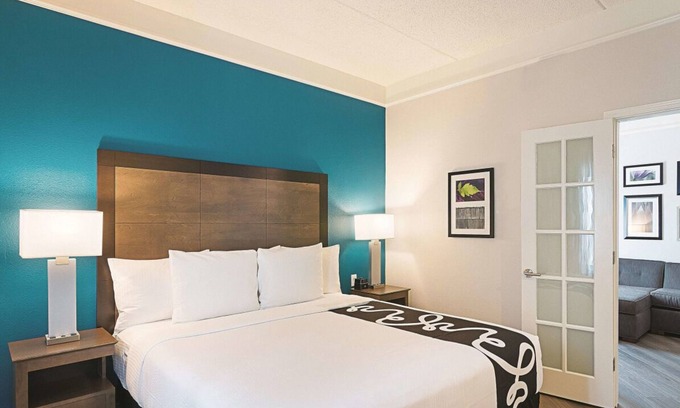 Orlando Hotel | King Bed Deluxe Suite, Pool View at La Quinta Inn by Wyndham Orlando UCF