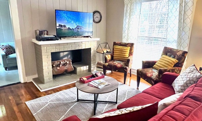 Hattiesburg House | ☆KING BED☆ Family Friendly - Walk to Zoo & Waterpark; Near Downtown & Midtown
