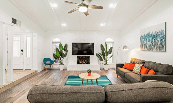 Plano House | King Bed, Family Friendly, Nice Backyard, Foosball, Games, Cornhole, Grill
