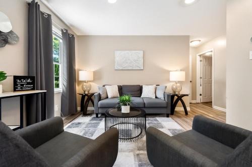 Warsaw Apartment | King Bed Fast Internet 2 Full Baths