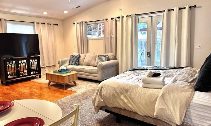 Medford Apartment | King Bed Guest Studio w/covered parking, private patio, Kitchenette,