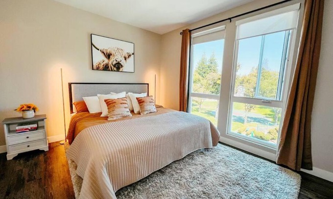 Mountain View Apartment | KING BED Modern 2 Bed 2 Bath Pool & Hot Tub
