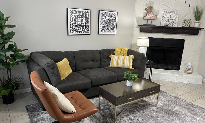 Lawrenceville House | King bed! Near downtown Lawrenceville! Clean.