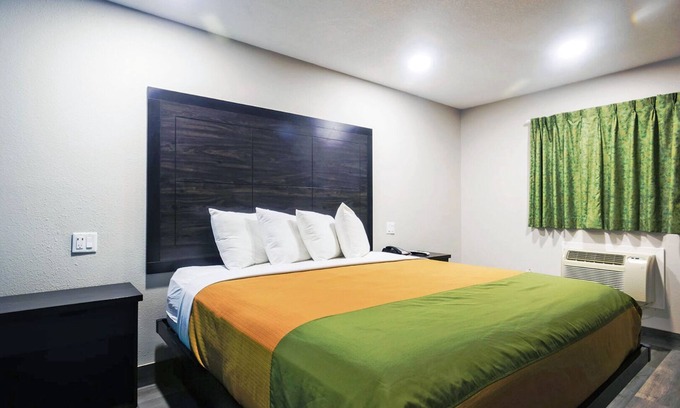 Wharton Hotel | King Bed Non-Smoking Room at Scottish Inns and Suites Wharton
