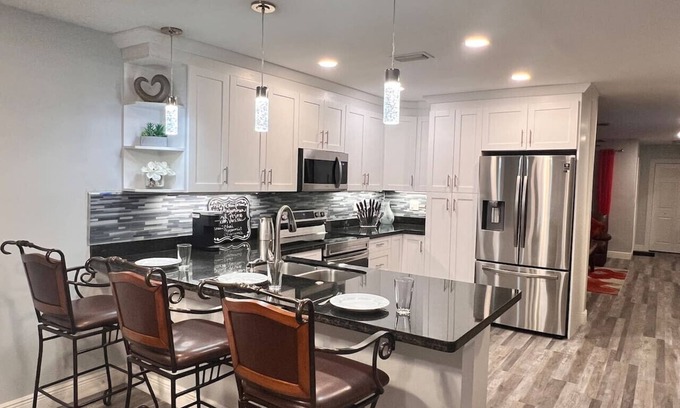 Tamarac House | King bed, Park Free, Golf, FLL