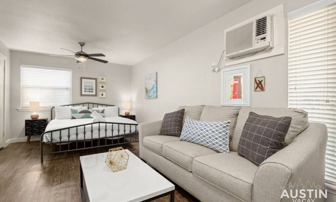 Barton Hills Apartment | King Bed + Pool + Free Parking | Close To Zilker!