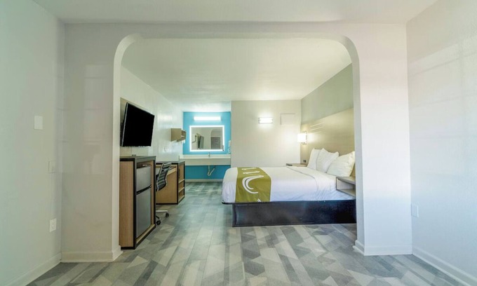 Pleasanton Hotel | King Bed Room Near Wingstop + Free Parking Available