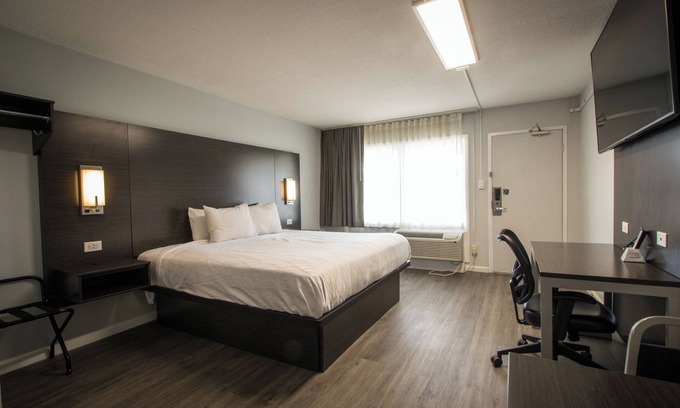 Henderson Hotel | King Bed Smoking No Pet