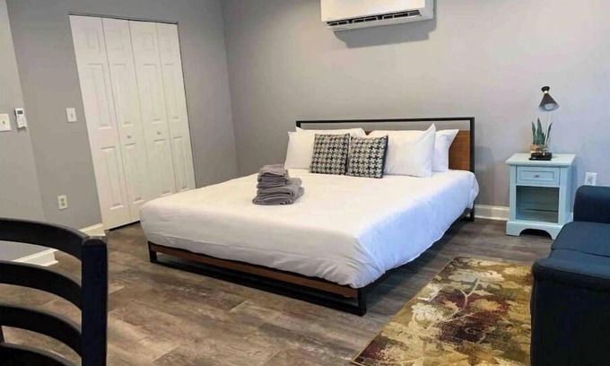 Primos Secane Apartment | ✪King Bed Studio✪ in Suburbs -Perfect Long Term Stay