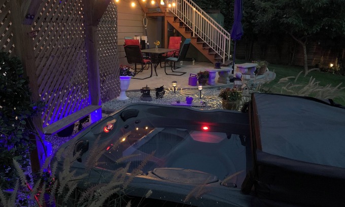 Central Okanagan House | King Bed with private Hot Tub and Sauna