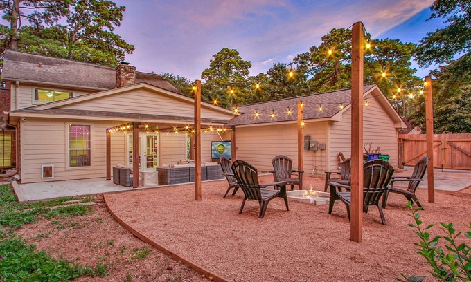 Klein House | King Beds Game Lounge Fire Pit Movie Under Stars